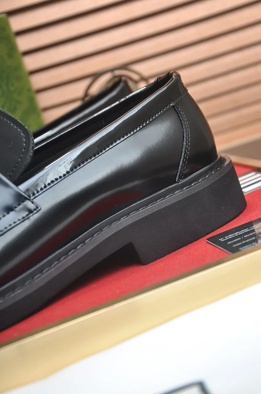 Men's shoes💰540💶Italy's top luxury men's shoe giant (GUCCI) (Gucci) (full cowhide lining) new arrival🍃Original European style🔰 Pleasant to the eye😍In order to make the shoes more durable and non-deformable🌀The production continues to follow traditional methods but there is still no lack of innovation💪Choose original sheepskin for the leather♻️ Smooth and natural And extra bright ⭐Made of imported cowhide, the first choice of rich people 38-45 (45 customized)